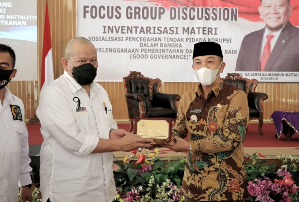 Ketua DPD RI menerima cindera mata dari Pj. Bupati Way Kanan Ir. Mulyadi Irsan.