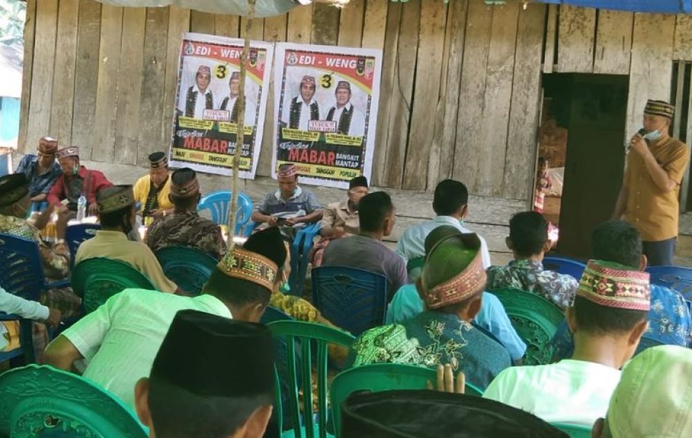 Ali Sehidun, Ketua tim pemenangan paslon bupati-wakil bupati Manggarai Barat, Edi-Weng saat kampanye dialogis di kampung Dencang, kecamatan Mbeliling, Kamis (12/11). Foto: Istimewa
