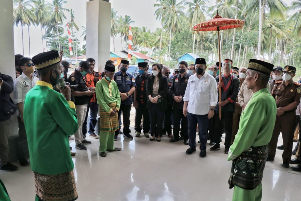 Ketua DPD RI didampingi Bupati Blmut Depri Pontoh saat disambut dengan prosesi adat penjemputan Kaidipang Besar (sambutan depan pintu masuk gedung) di Barkoko, Bolmut, Sulut, Selasa (17/11/2020) siang.