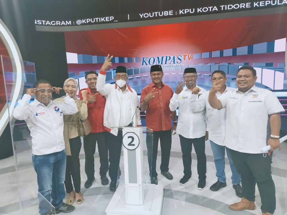 Paslon petahan wali kota-wakil wali kota Tidore Ali Ibrahim- Muhammad Sinen (AMAN) bersama partai pengusung di studio Kompas TV saat usai debat publik. Foto: Istimewa