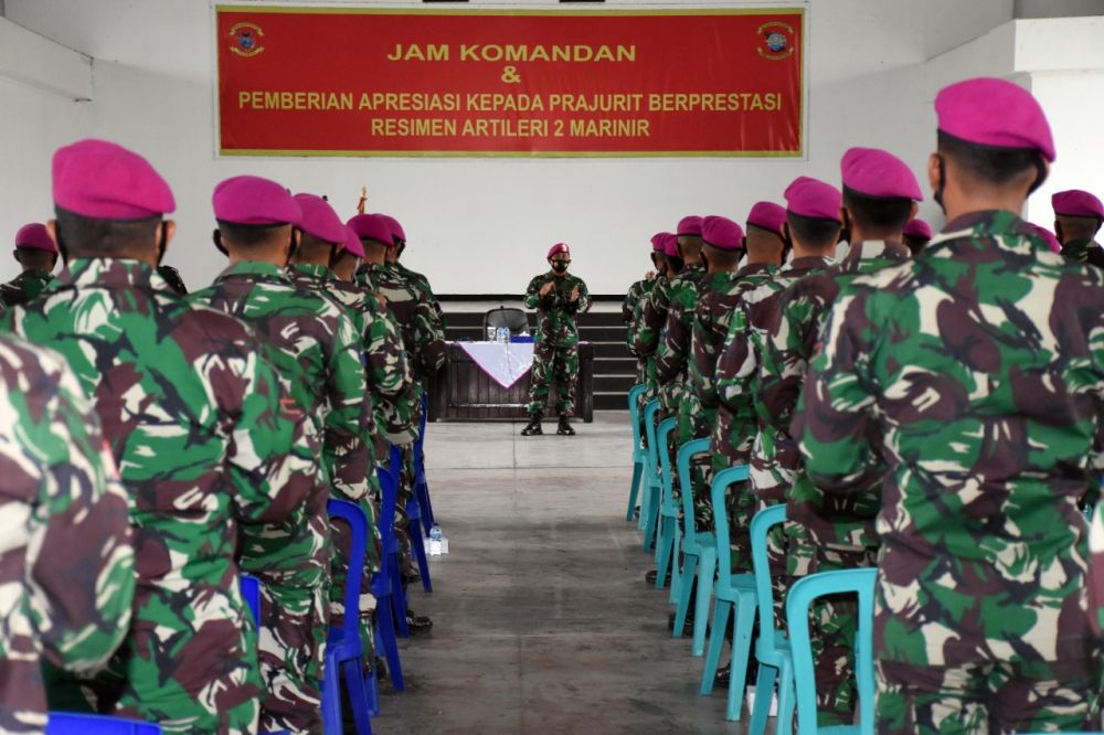 Komandan Resimen Artileri 2 Marinir Pimpin Jam Komandan