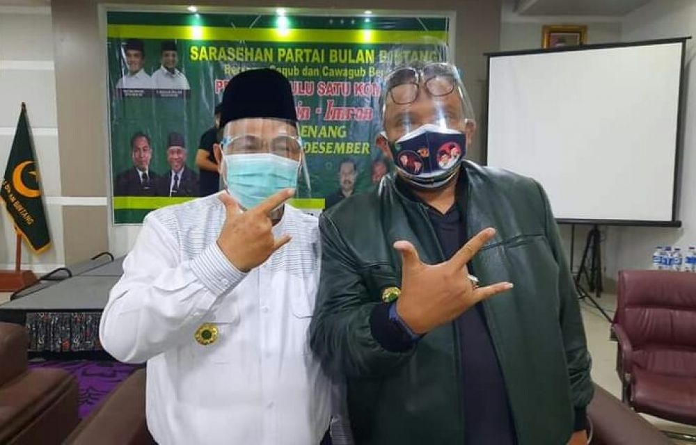 Salam tiga jari calon gubernur Bengkulu Agusrin M Najamudin (kiri) bersama Sekjen PBB Afriansyah Noor. Foto: Istimewa 