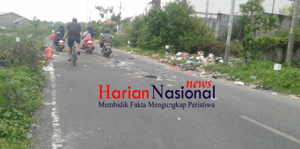 Tumpukan Sampah Di Sekitar Perumahan Puri Matahari Sampang Dibiarkan