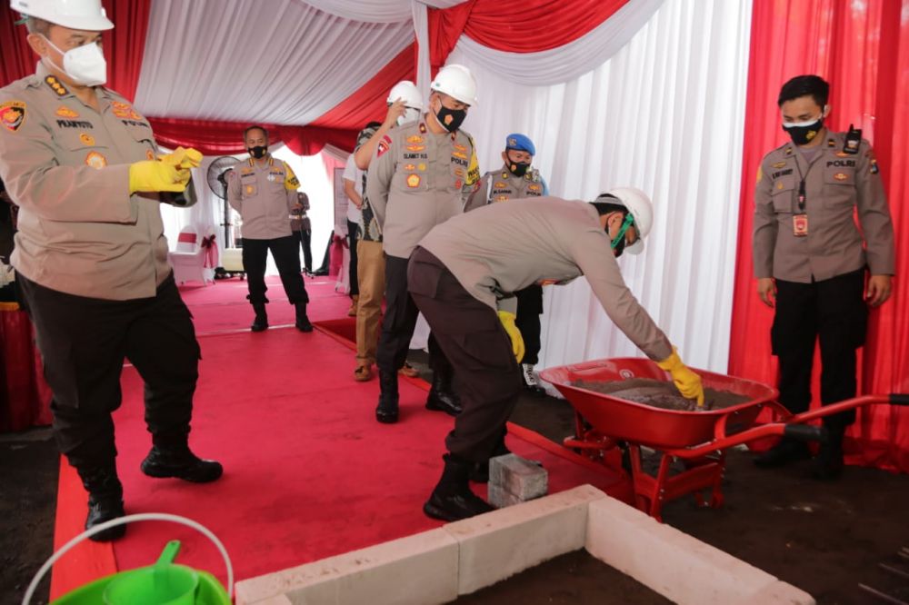 Irjen Pol. Nico Resmikan Pembangunan Lapangan Tenis Polda Jatim