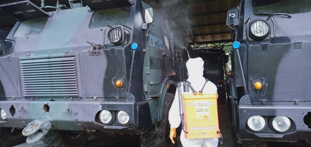 PRAJURIT BATALYON ROKET 2 MARINIR SEMPROTKAN DISINFEKTAN