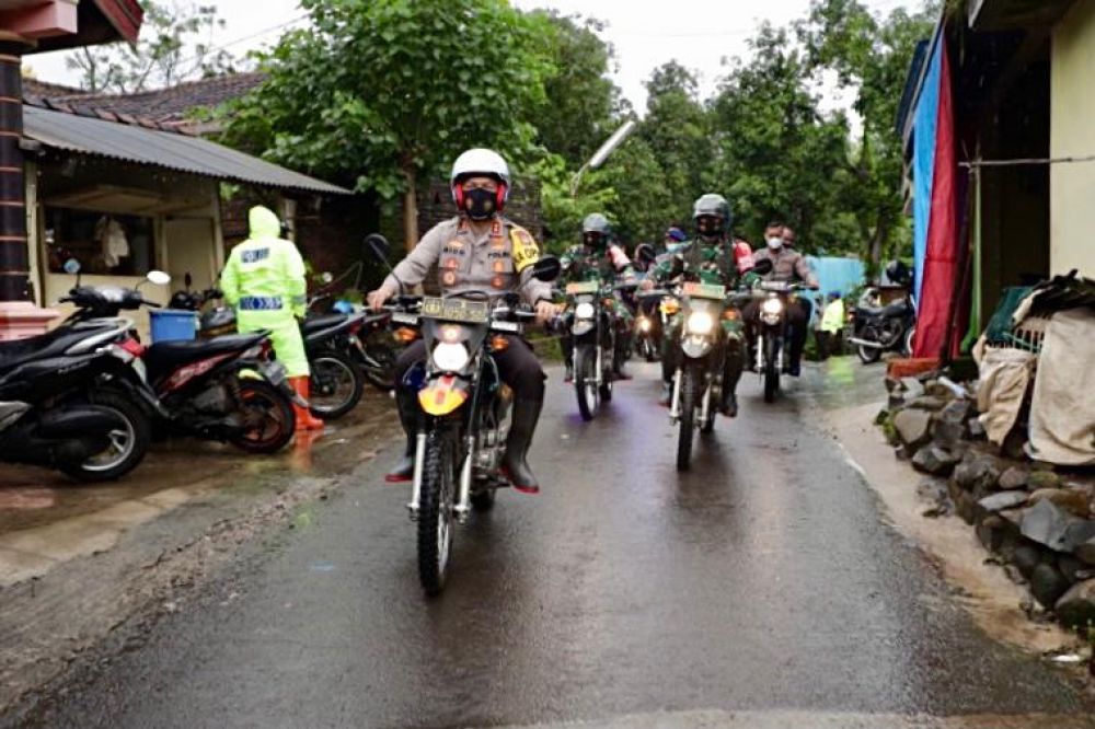 Kapolda Jatim Dan Pangdam Tinjau Lokasi Longsor Dengan Motor Trail
