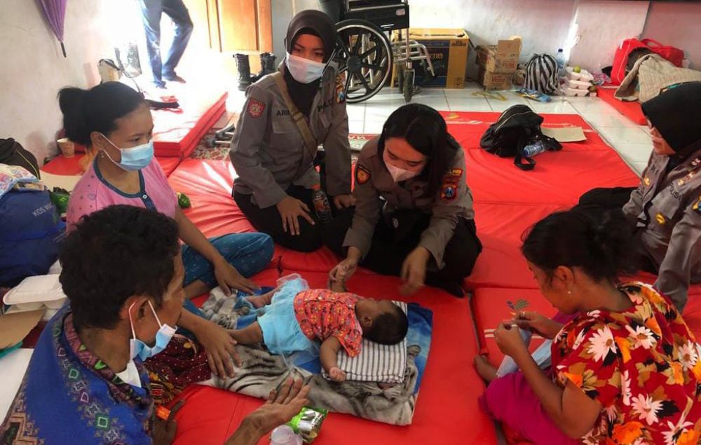 Anggota Polres Nganjuk Beri Bantuan Trauma Healing Korban Longsor