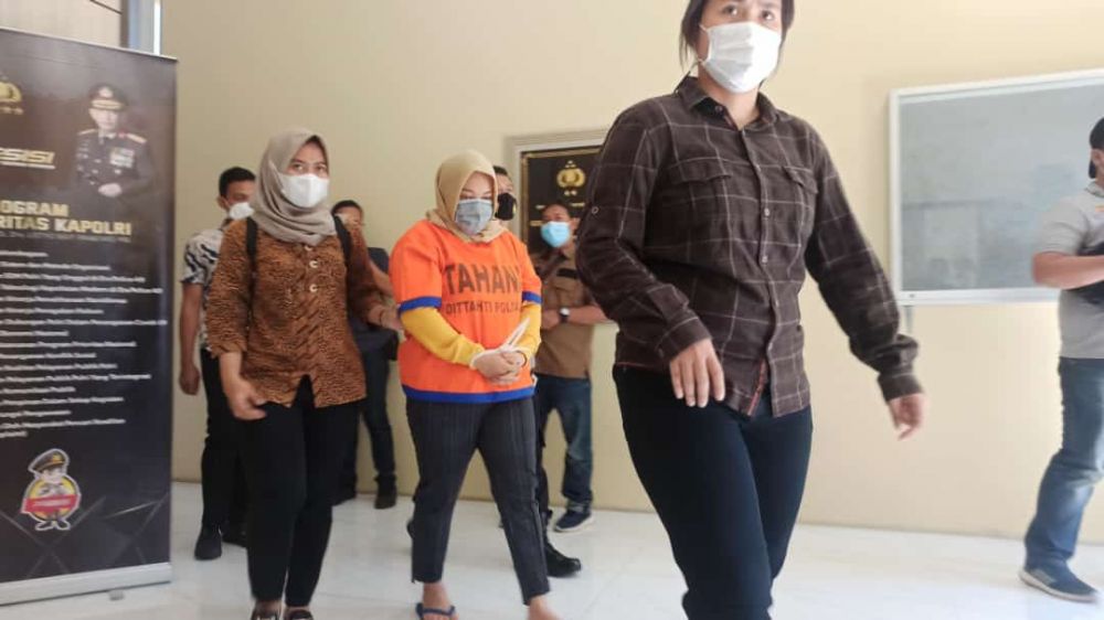 Polda Jatim Tangkap Mucikari Esek- Esek, Karaoke Next KTV Blitar