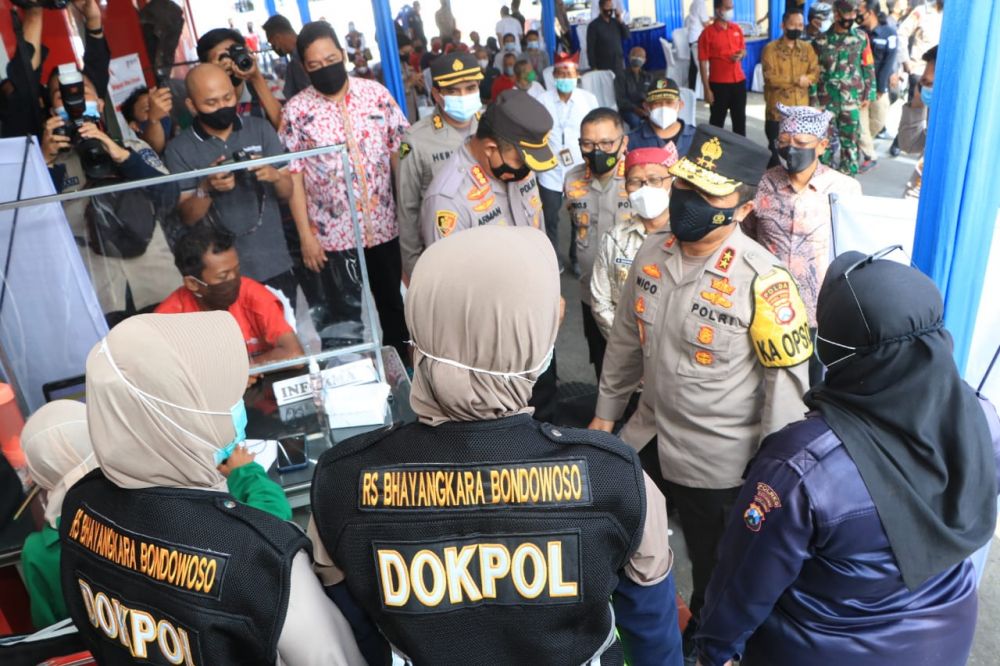 Kapolda Jatim Bersama Forkopimda Banyuwangi Pantau Vaksinasi