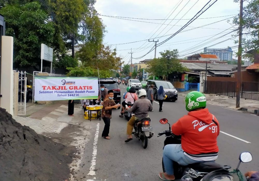 Hari Pertama Puasa, LaNyalla Academia Berbagi Takjil 
