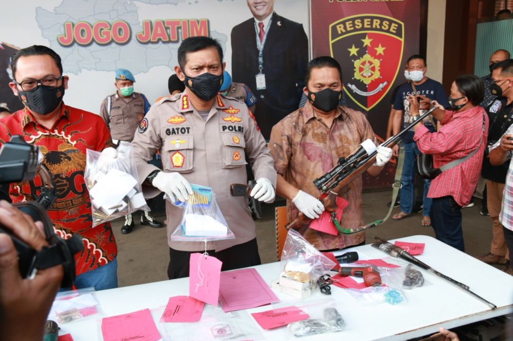 Polisi Tangkap Guru SMP Asal Malang Perakit Senpi Ilegal