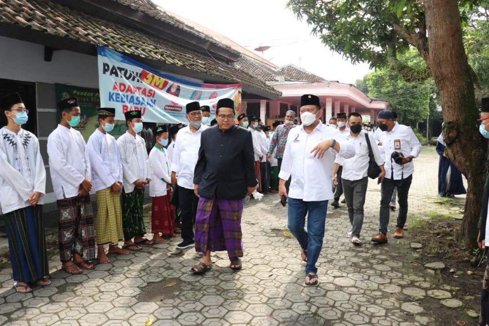 Ketua DPD RI saat mengunjungi Ponpes Darusshalah Tegal Besar, Jember, Jawa Timur