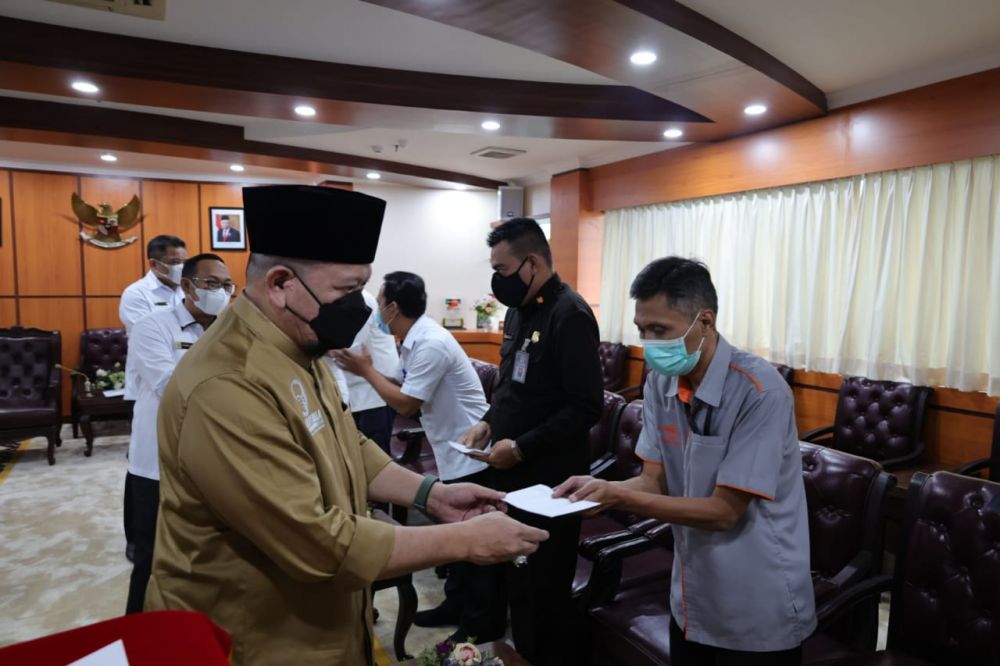 Ketua DPD RI Serahkan THR Kepada Pegawai di Lingkungan Sekjend DPD RI