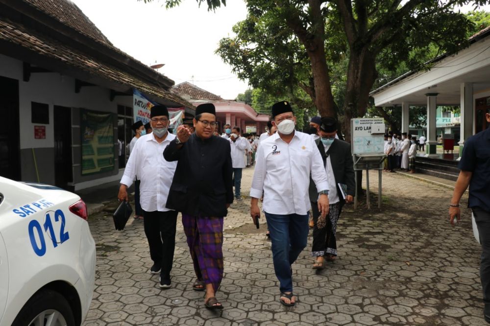 Ketua DPD RI saat mengunjungi Ponpes Darusshalah, Tegal Besar Jember, 19 Februari 2021, yang lalu