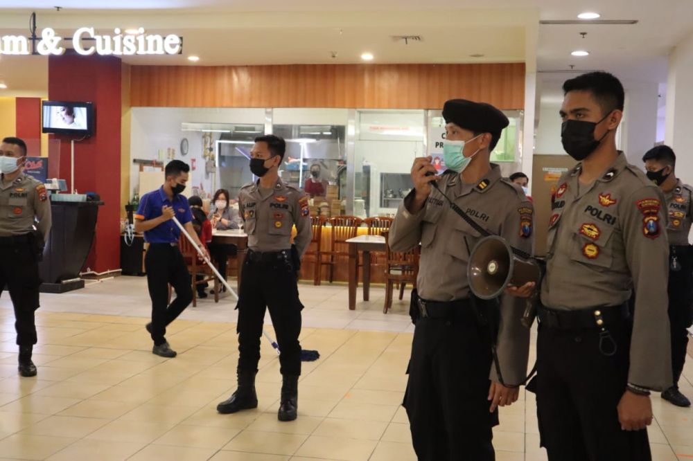 Dalmas Polrestabes Surabaya Giat Penertiban Prokes di BG Junction 