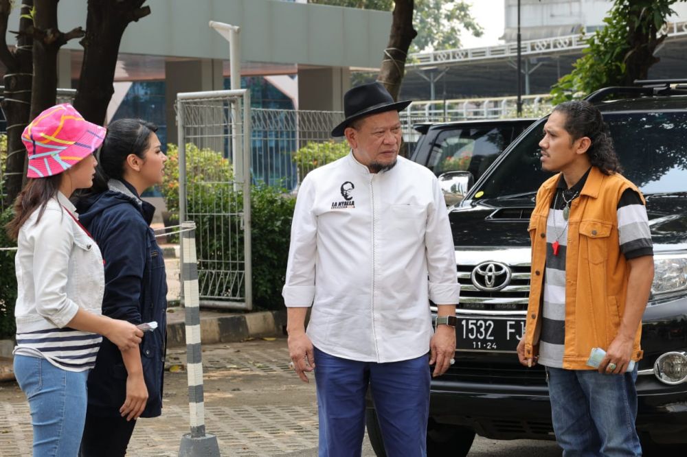 Ketua DPD RI saat mengikuti proses shooting sinetron &lsquo;Amanah Wali&rsquo; season 5 di Studio RCTI, Kebon Jeruk, Jakarta, Sabtu (8/5/2021)