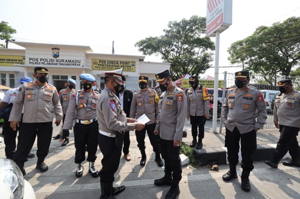 Kapolda Jatim Dampingi Irwasum Mabes Polri Cek Posko Di Suramadu 