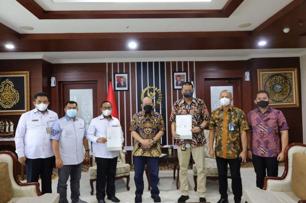 Ketua DPD RI menyaksikan penandatanganan nota kesepahaman antara DPD RI dengan PT Garuda Indonesia Tbk di Kantor Pimpinan DPD RI, Kompleks Parlemen, Senayan, Jakarta, 11 Mei 2021