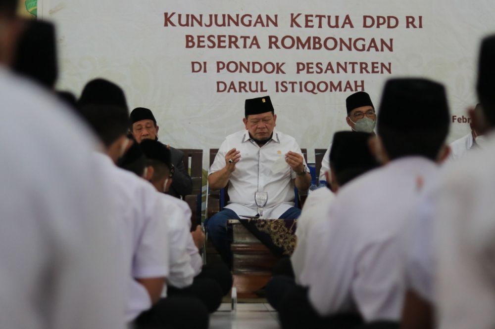 Ketua DPD RI: Warga di Zona Merah Covid-19 Sholat Idul Fitri di Rumah 
