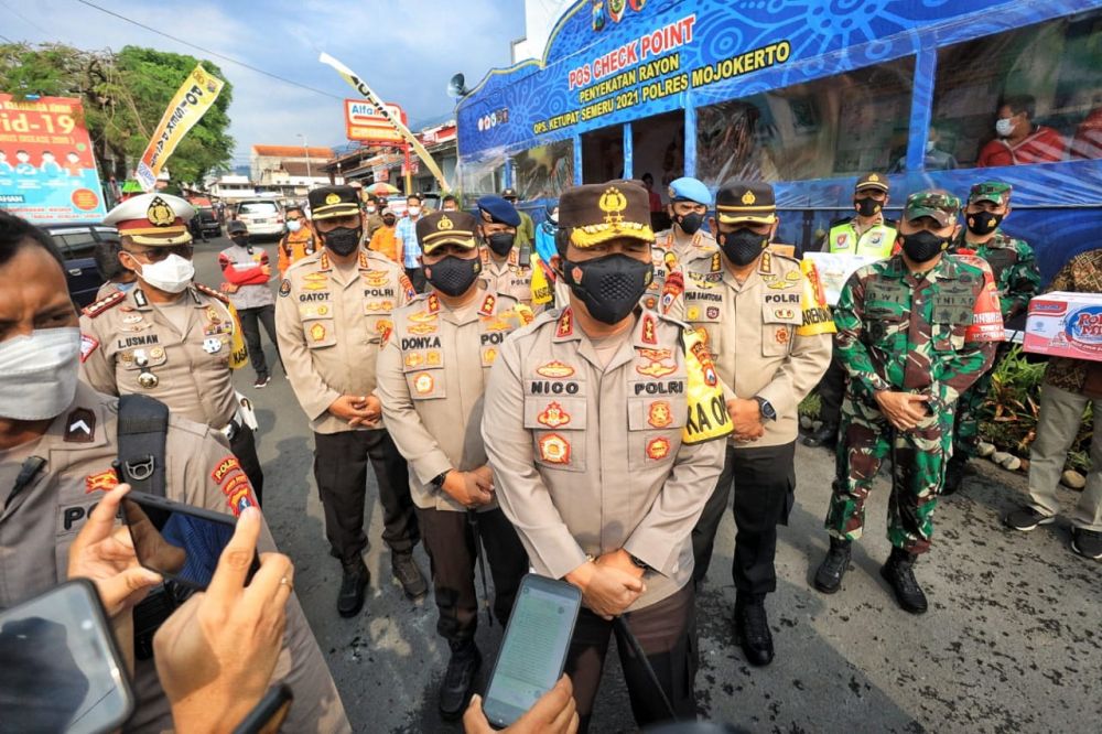 Kapolda Jatim Tinjau Pos Check Point Pacet Mojokerto
