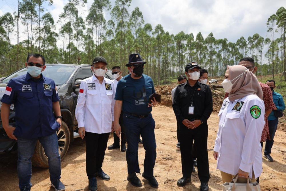 Ketua DPD RI didampingi Wakil Ketua Komite II DPD RI Bustami Zainudin, Senator Kaltim, Zainal Arifin, dan Aji Mirni Mawarni saat meninjau titik 0 KM IKN, Kalimantan Timur, 4 April 2021, yang lalu
