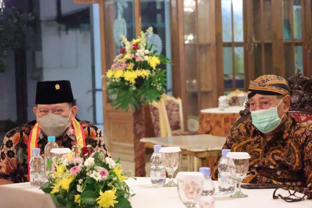 Ketua DPD RI bersama Sri Susuhunan Paku Buwono XIII di Keraton Surakarta Hadiningrat, Jumat (4/6/2021)
