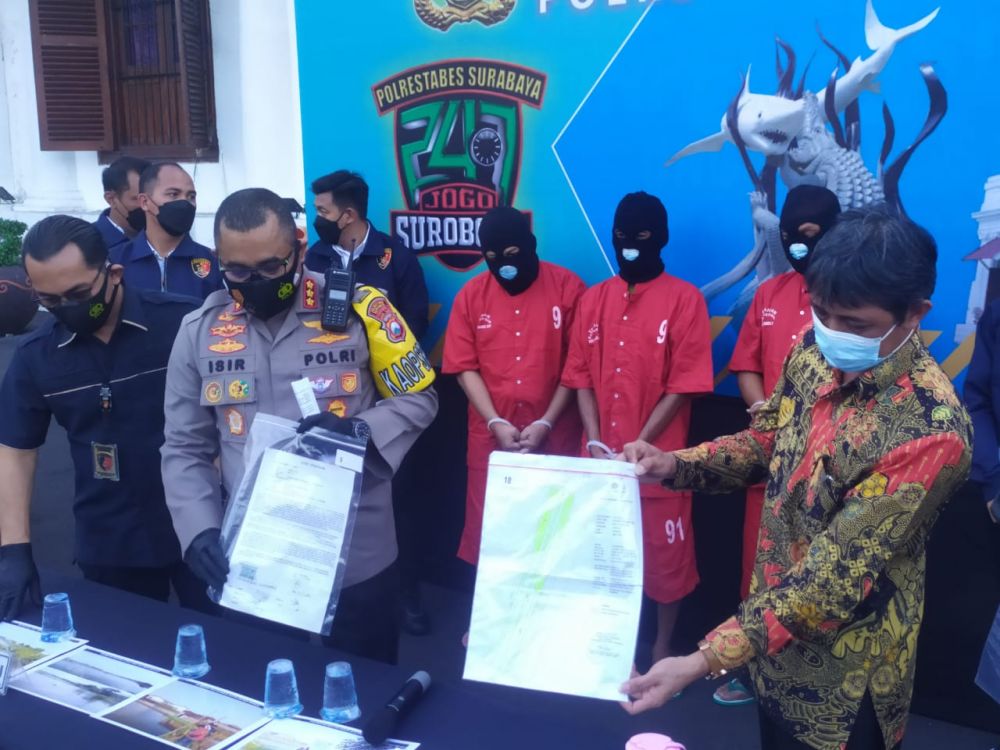 Kapolrestabes Surabaya, Kombes Pol Johnny Eddizon Isir, S.I.K., M.T.C.P., saat memimpin konferensi pers di Halaman Utama Polrestabes Surabaya