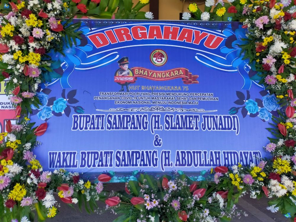 Halaman Polres Sampang Di Banjiri Ratusan Karangan Bunga  Ucapan 