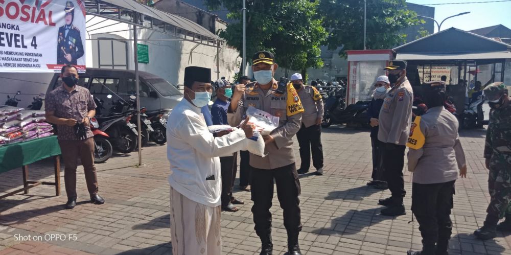 Kapolres Tanjung Perak Bersama Humas Polda Jatim Giat Baksos Di Ampel 
