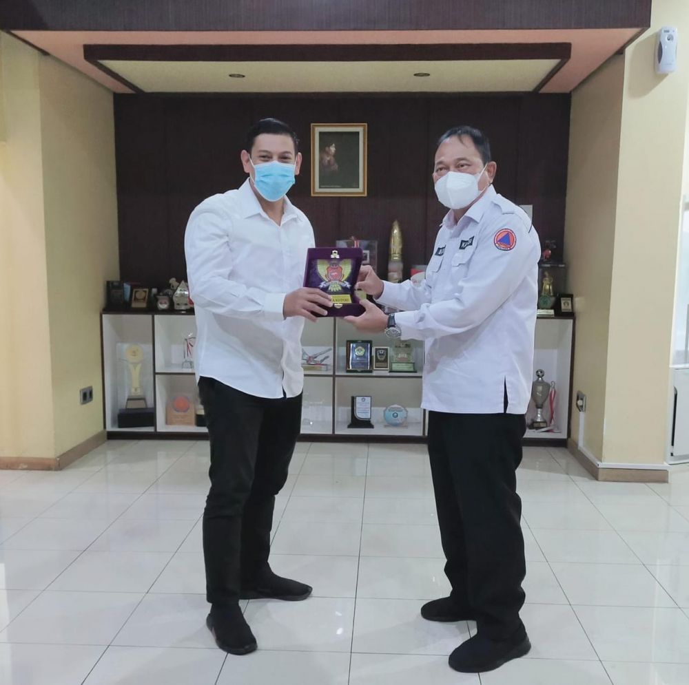 Kalaksa BPBD Jatim, Budi Santosa (kanan) dalam pembukaan lomba Destana di Kediri, Rabu (15/9)