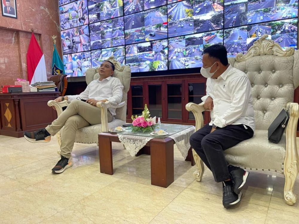 Eri Cahyadi Walikota Surabaya bersama H. Baso Juherman Sekretaris MPC. Pemuda Pancasila Kota Surabaya