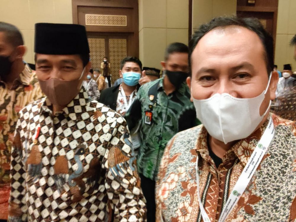 M. Mufti Mubarok Ketua PUKAT,  bersama Presiden Joko Widodo saat Kongres Ekonomi Umat ke-2 MUI di Hotel Sultan Jakarta, 10 Desember 2021