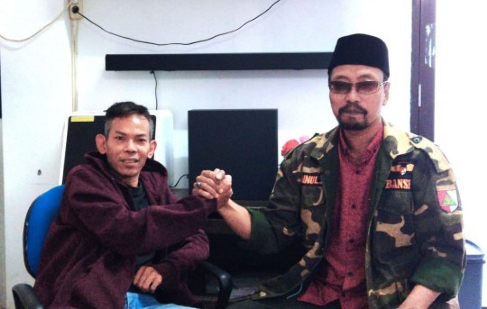 keterangan Foto : Samsurin Ketua OKK MPC Pemuda Pancasila Surabaya . (Kiri) Zainul Arifin Kepala Banser Kota Surabaya ( kanan )
