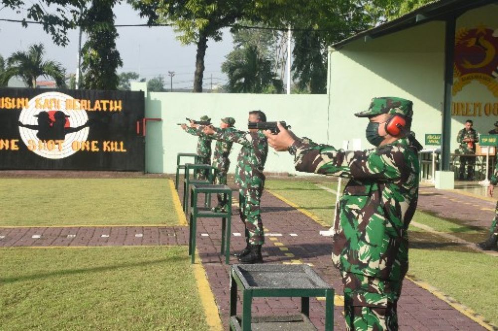 Personil KOREM 084/BJ saat latihan menembak pistol 
