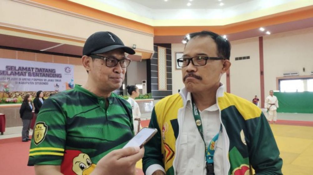 (Kanan) Ketua Umum Pengprov Persatuan Judo SeIuruh Indonesia Jawa Timur, Dr. Drs. Yoyok  Subagiono S.H, S.I.K, M.S.i.