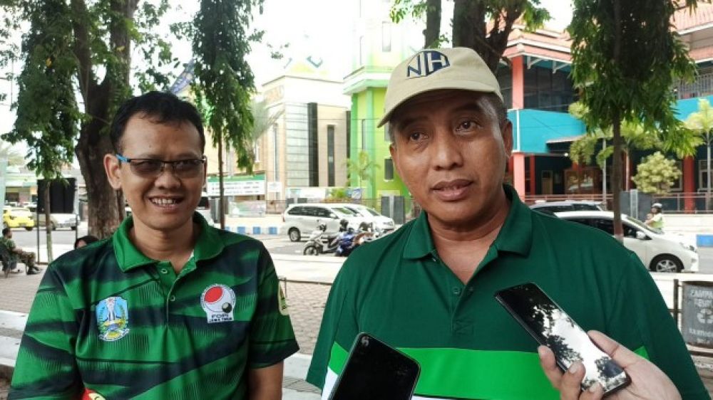 Prof Nur Hasan (kanan) didamping Abdul Hafidz S.Pd di Alun alun Situbondo 