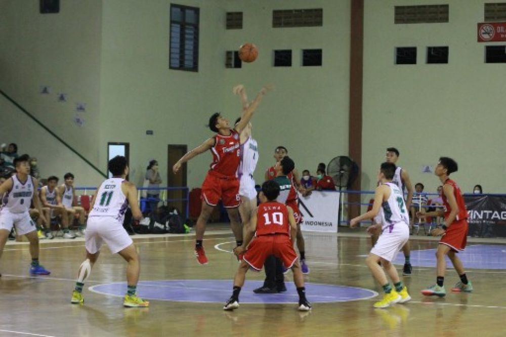 Tim Basket Putra Surabaya Melenggang ke Semifinal