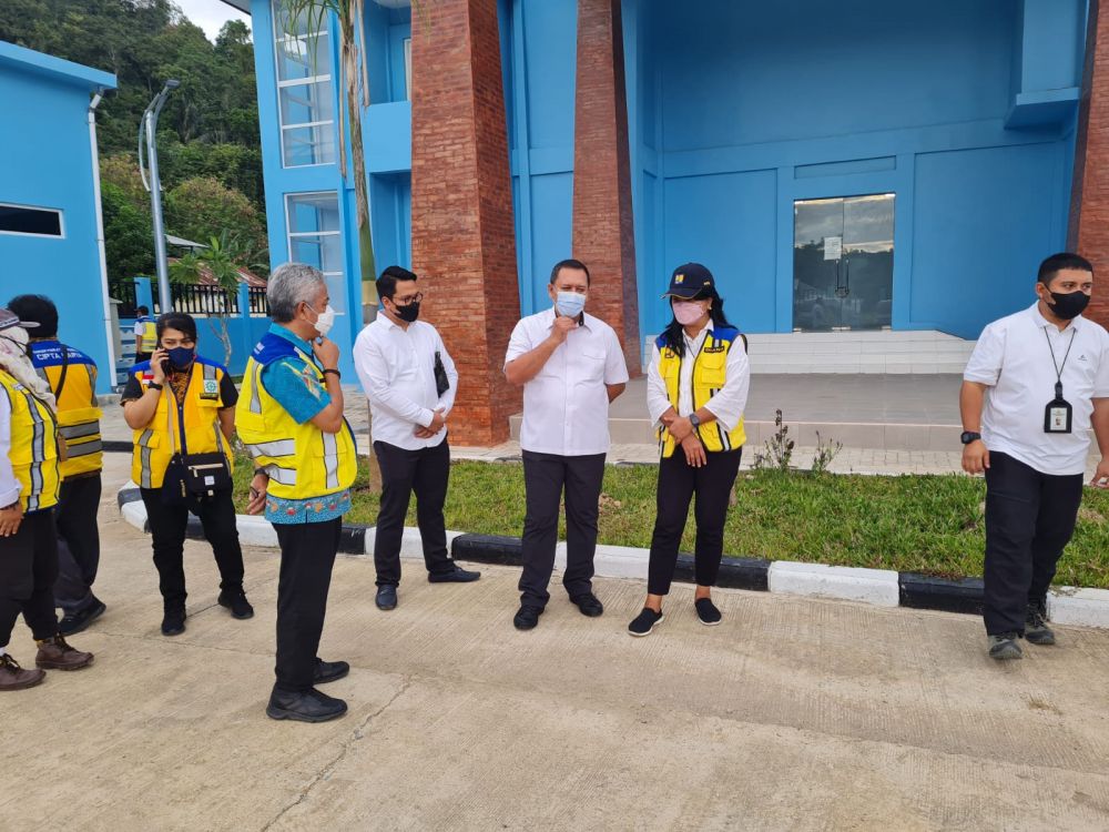 Jajaran kementerian PUPR  dan PT AMKA saat meninjau proyek SPAM di NTT