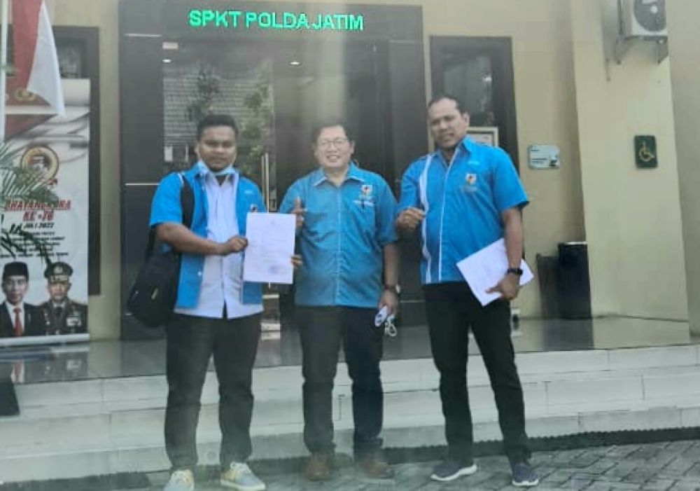Ketum KNPI Ilyas Indra (tengah) usai melaporkan Haris Pratama ke Polda Jatim, Jumat (29/7/2022).