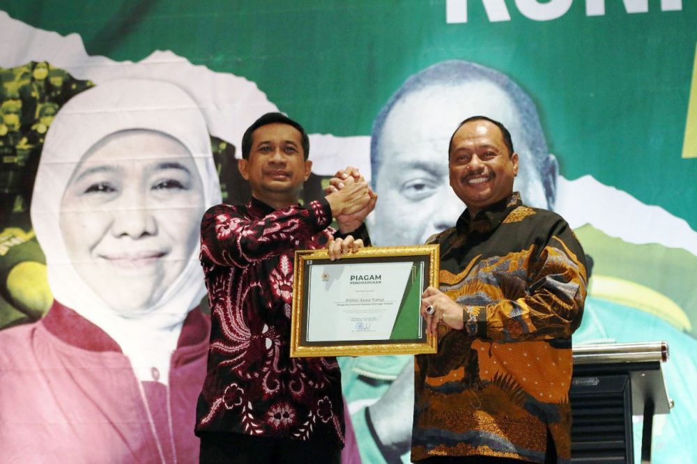 Ketua KONI Jatim  M.Nabil ( baju batik)  memberikan piagam penghargaan kepada Ketua Pengprov POSSI Jatim Mirza Muttaqien