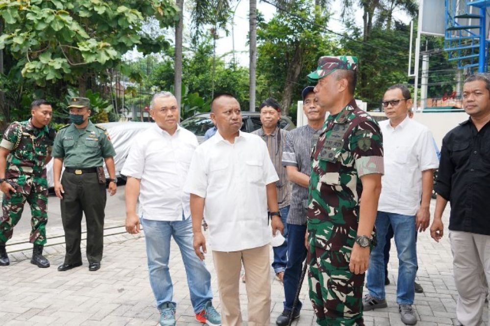 Teks foto :
Komandan Korem 084 Bhaskara Jaya Brigjen TNI  Terry Tresna  Purnama, M. Ikom, MM saat berkunjung ke PWI Jatim