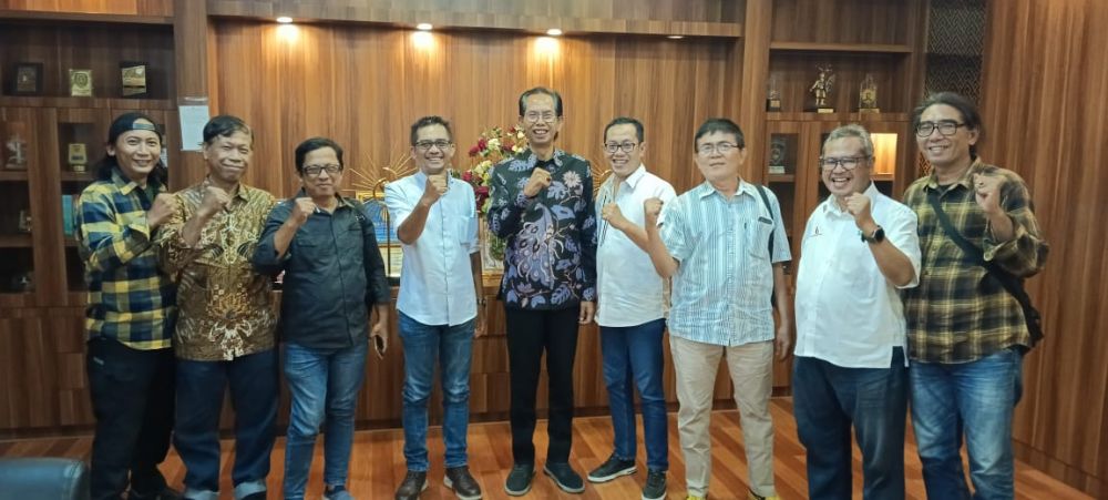 SMSI Surabaya Anjangsana ke Ketua DPRD Adi Sutarwijono 