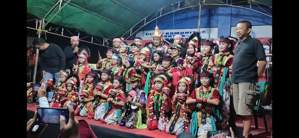 Ketua Umum Paguyuban Seni & Budaya Punggawa Kang Prabu (Pasebbu) yang juga Caleg DPR RI dari Partai Perindo Dapil Jabar 8, An An Kusmardian atau yang akrab disapa Kang Prabu bersama penari topeng Asal Indramayu.