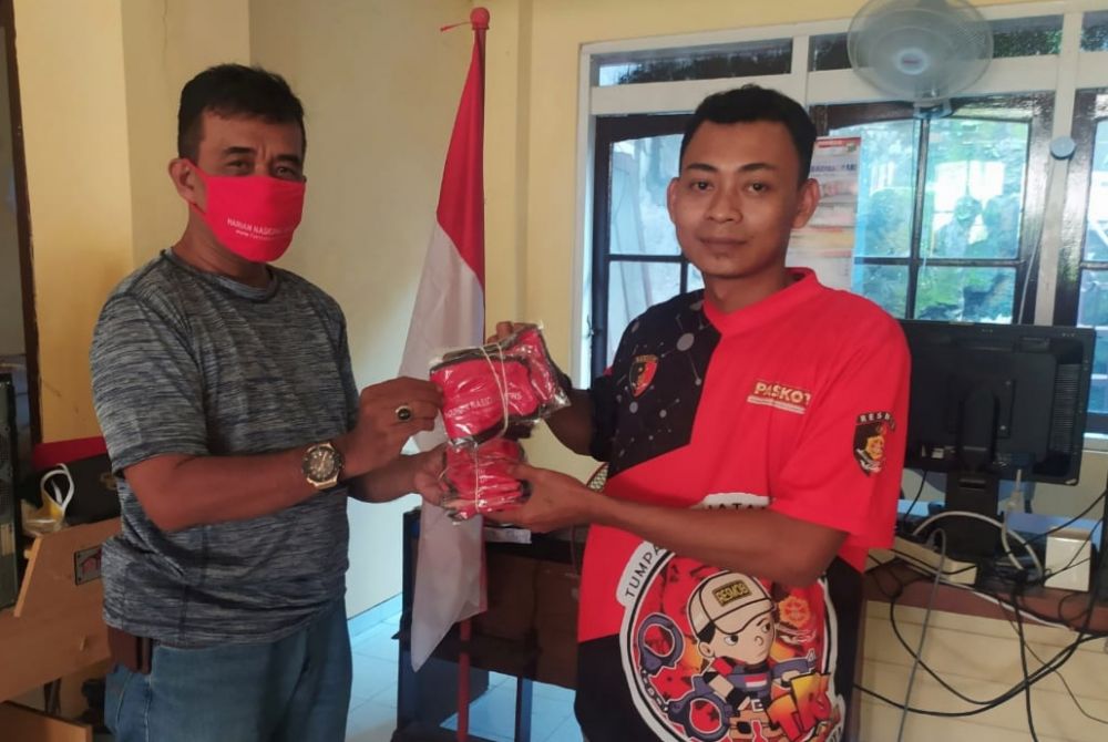 Pemimpin Redaksi Harian Nasional News (HNN) Nurdin Longgari memberikan Masker secara simbolis kepada wartawannya