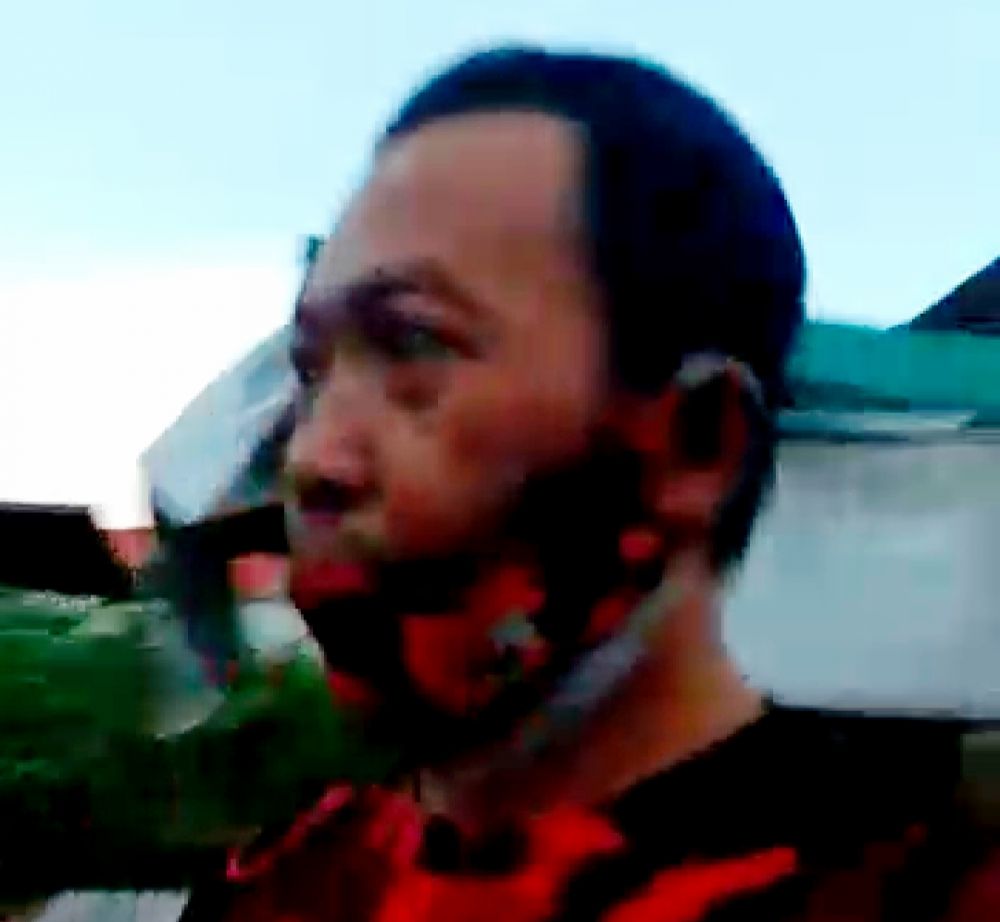 Ketua Ranting Pemuda Pancasila Tambak Wedi, Kenjeran, Didik Harmoko, Saat membagikan Takjil