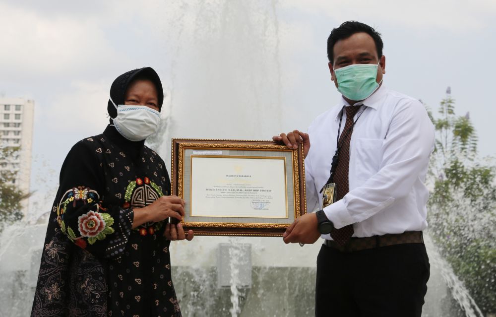 Diterpa Isu Miring, AKBP Memo Dapat Penghargaan Dari Walikota Surabaya