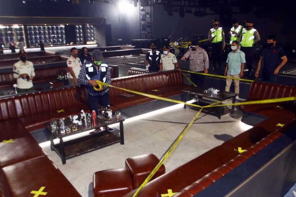 Holywings Gold Surabaya  Jalan Baru Basuki Rahmat saat disegel PoL PP Line oleh Satgas Covid-19 gabungan dari Satpol PP Provinsi Jawa Tumur