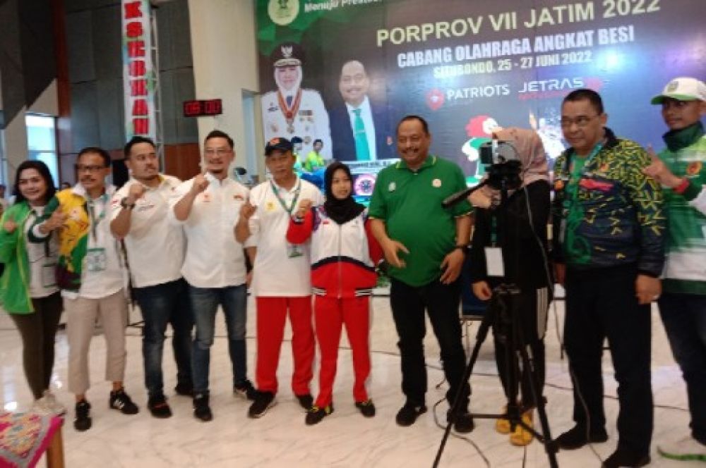 Lifter asal Pacitan, Luluk Diana Tri Wijayana foto bersama Nabil dan pengurus PABSSI Jatim di aula SMPN I Situbondo.