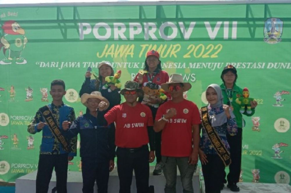 Didampingi Arman van Kempen, Riswanda foto bersama pemenang lomba renang perairan terbuka usai penyerahan medali nomor 5.000 m putri