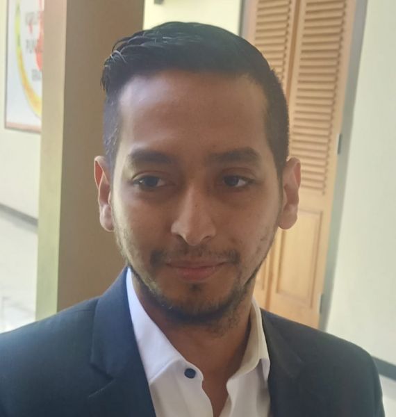 Achmad Wachidin Kuasa Hukum Penggugat Saat Di Wawancarai Awak Media Di PN
